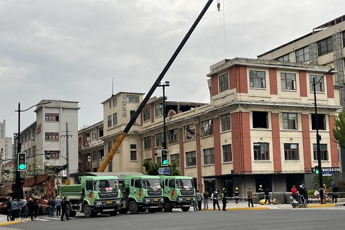 上海宝山一装修建筑突发局部坍塌，周边居民紧急疏散